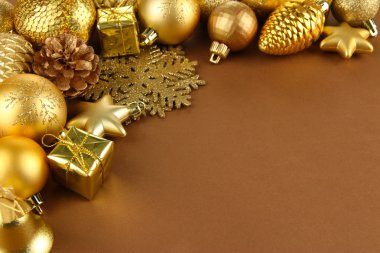 kahverengi zemin üzerinde güzel bir Noel süsleri