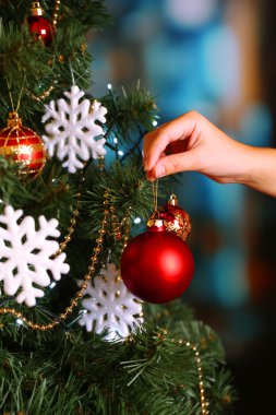 Parlak arkaplanda Noel ağacı süsleme