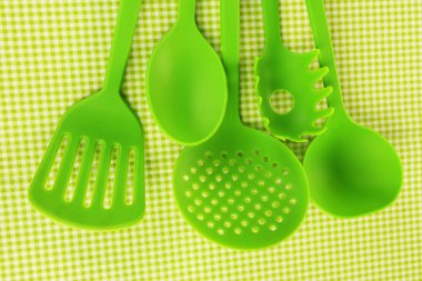 Plastik mutfak eşyaları kumaş zemin