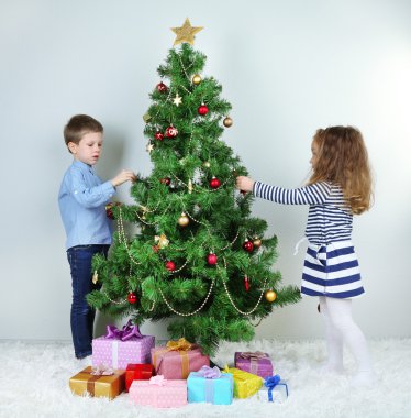 Çocuk odasında baubles ile Noel ağacı süsleme
