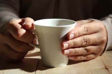 bir fincan tutan eller sıcak içecek, yakın çekim