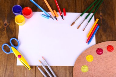çeşitli yaratıcı araçlar üzerinde tablo yakın çekim kompozisyonu