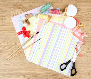 Kağıt scrapbooking ve ahşap masa üstünde alet