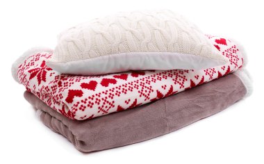 Beyaz yastık ve üzerinde beyaz izole renkli kareli