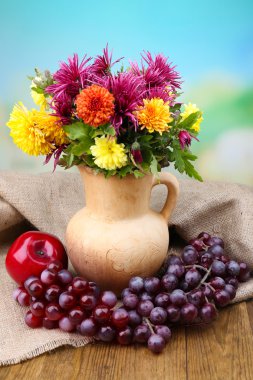 sürahi ve meyve parlak zemin üzerine güzel çiçekler ile kompozisyon