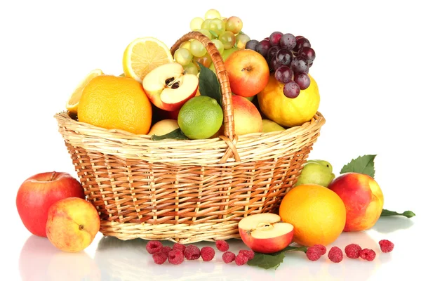 Ποικιλία από εξωτικά φρούτα στο καλάθι, απομονωμένα σε λευκό — Φωτογραφία Αρχείου