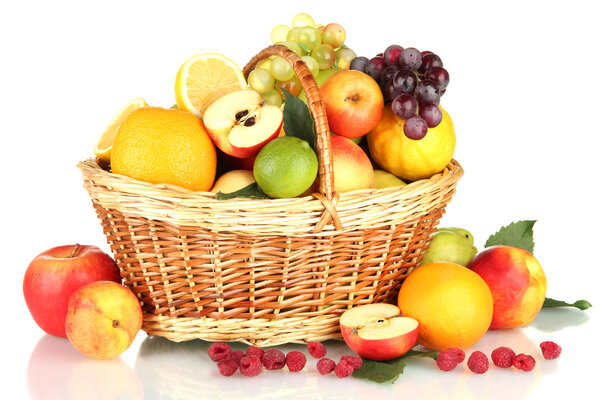 Ассортимент экзотических фруктов в корзине, изолированных на белом
