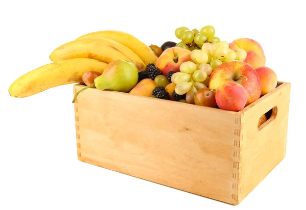 Stilleven van fruit in een doos geïsoleerd op wit — Stockfoto