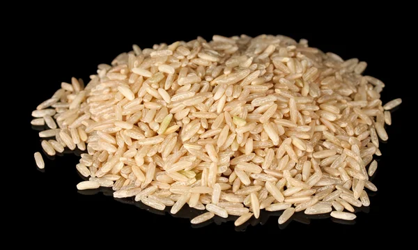 孤立在黑色白色糙米 — 图库照片