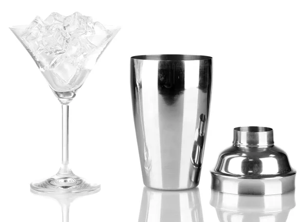 Cocktail shaker et verre à cocktail isolé sur blanc — Photo