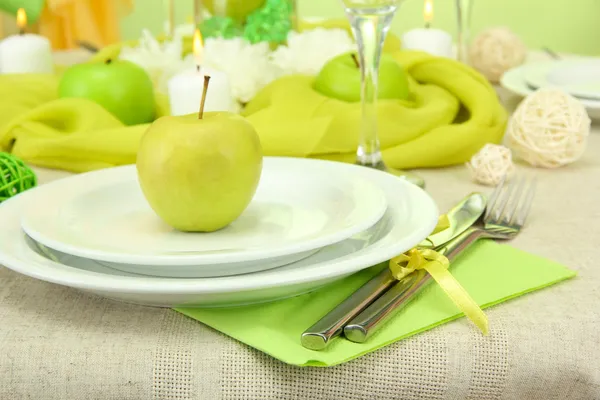 Schöne festliche Tischdekoration mit Äpfeln, Nahaufnahme — Stockfoto