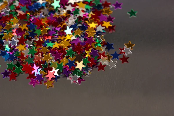 Estrelas confetti no fundo cinza — Fotografia de Stock