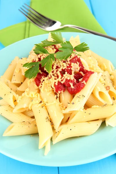 Rigatoni pasta schotel met tomatensaus op blauwe houten tafel close-up — Stockfoto