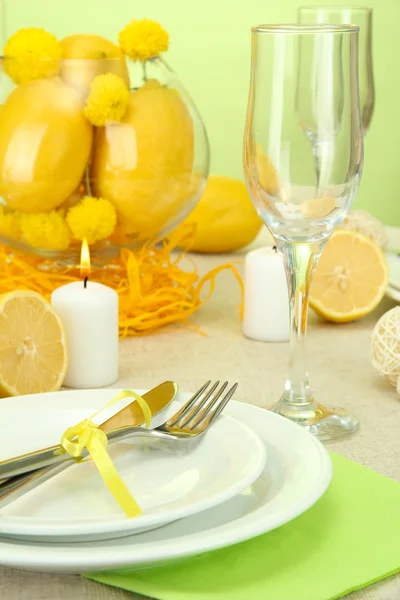 Hermoso escenario de mesa de vacaciones con limones, de cerca —  Fotos de Stock