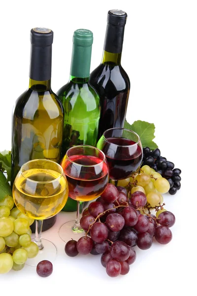 Botellas y copas de vino y surtido de uvas, aisladas sobre blanco — Foto de Stock