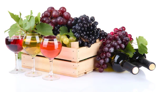 Bouteilles et verres de vin et assortiment de raisins dans une caisse en bois, isolés sur blanc — Photo