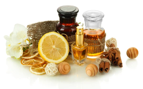 Frascos con ingredientes para el perfume, aislados en blanco — Foto de Stock