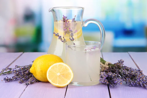 Limonada de lavanda, sobre mesa de madera violeta, sobre fondo brillante —  Fotos de Stock