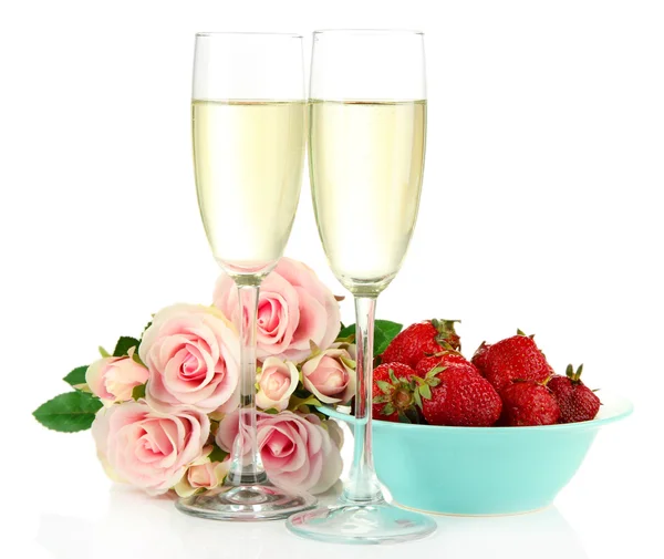 Bodegón romántico con champán, fresa y rosas rosadas, aislado en blanco —  Fotos de Stock