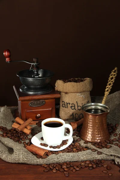 Metall turk och kaffe kopp på mörk bakgrund — Stockfoto