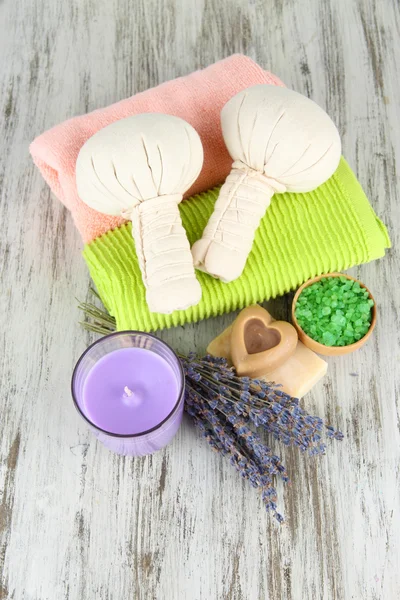 Natureza morta com vela de lavanda, sabão, bolas de massagem, sabão e lavanda fresca, sobre fundo de madeira — Fotografia de Stock