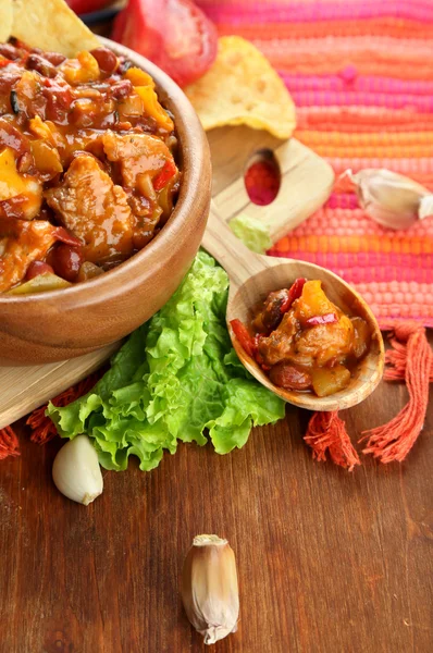 唐辛子トウモロコシ carne - 伝統的なメキシコ料理、木製ボウル、ナプキン、木製の背景上に — ストック写真