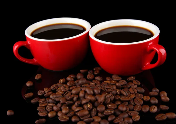 Tazas rojas de café fuerte y granos de café de cerca —  Fotos de Stock