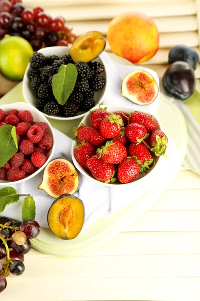 Surtido de frutas y bayas jugosas sobre fondo de madera —  Fotos de Stock