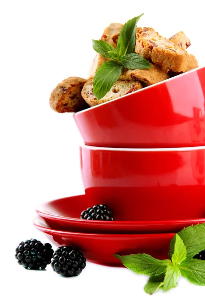 Biscuits savoureux à la mûre dans des tasses isolées sur blanc — Photo