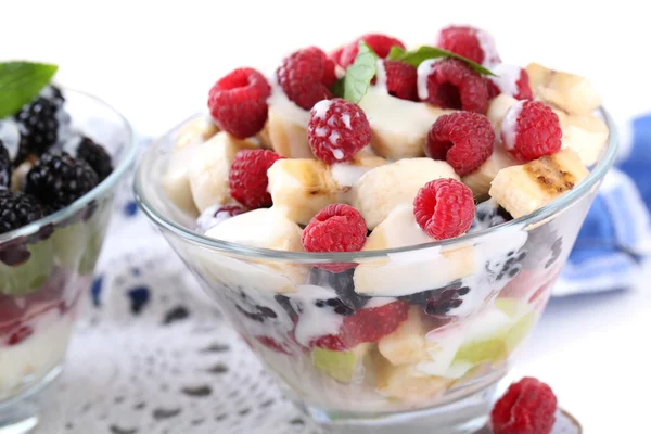 Insalata di frutta in ciotole di vetro, isolata su bianco — Foto Stock