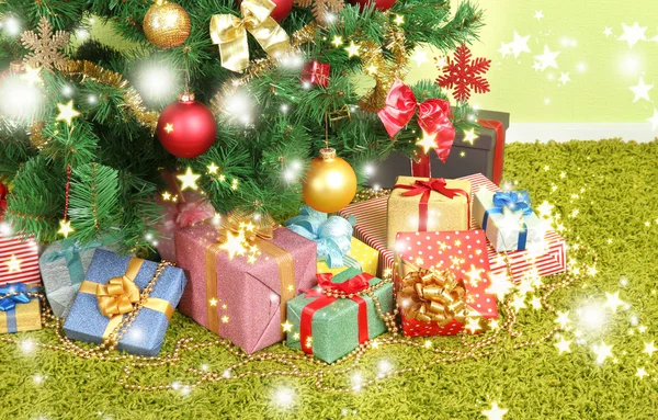 Noel ağacı, hediyeler yakın çekim ile dekore edilmiş — Stok fotoğraf