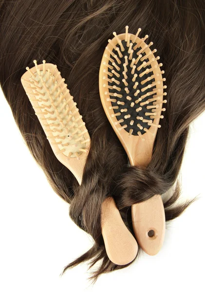 Lesklé hnědé vlasy s hřebeny izolovaných na bílém — Stock fotografie