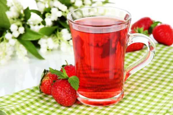 Délicieux thé aux fraises sur table sur fond blanc — Photo