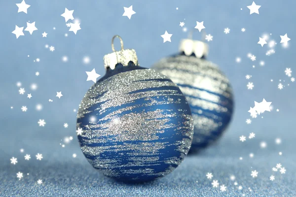 Boules de Noël sur fond bleu — Photo