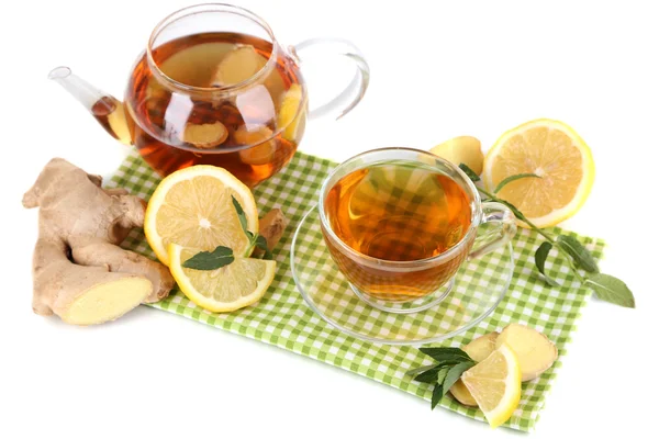 Βραστήρας και φλιτζάνι τσάι με τζίντζερ σε χαρτοπετσέτα που απομονώνονται σε λευκό — Φωτογραφία Αρχείου