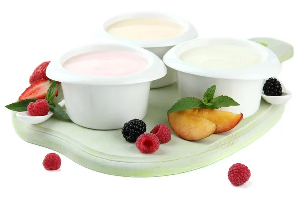 Delicioso yogur con frutas y bayas aisladas en blanco —  Fotos de Stock