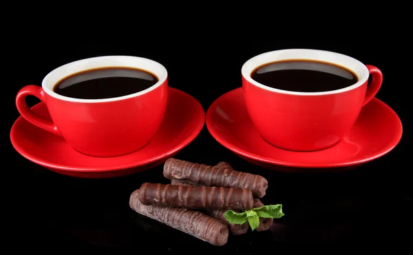 블랙에 고립 된 강한 커피와 초콜릿 바의 빨간 컵 — 스톡 사진