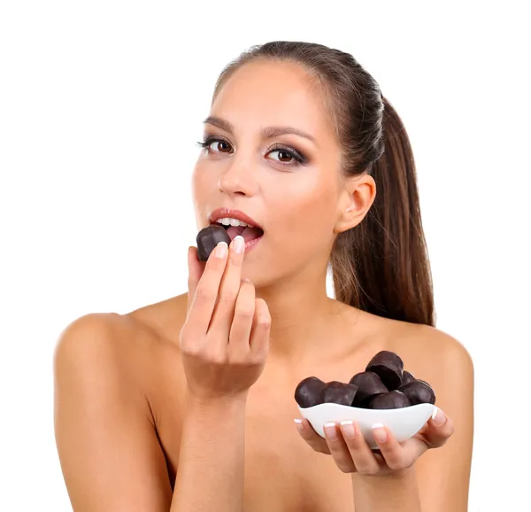 Retrato de una hermosa joven con caramelos de chocolate aislados en blanco — Foto de Stock