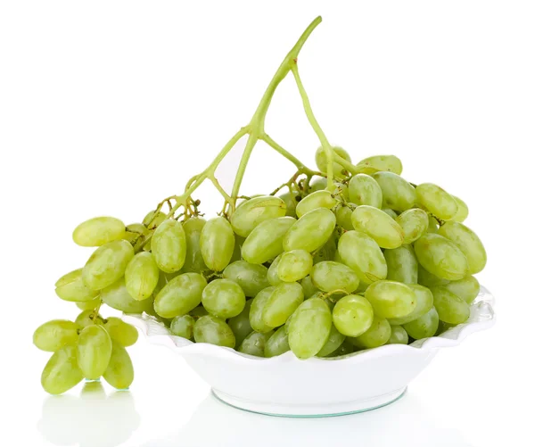 Uvas verdes maduras en plato aisladas en blanco —  Fotos de Stock