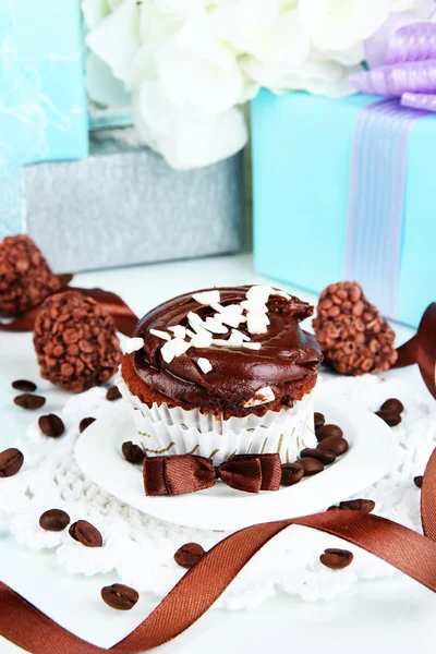 Tasty cupcakes with gifts close up — Stock Photo, Image