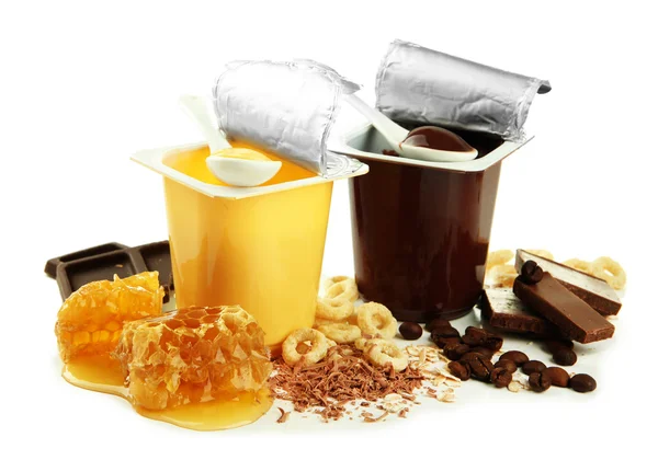 Desserts savoureux dans des tasses ouvertes en plastique et peignes de miel, isolés sur blanc — Photo