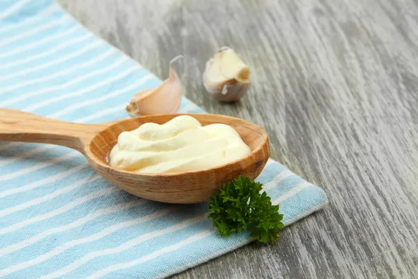 La crema agria en la cuchara sobre la mesa el primer plano —  Fotos de Stock