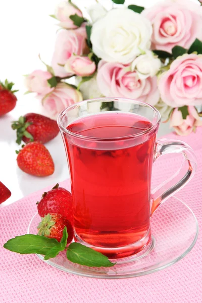 Heerlijke aardbeien thee op tafel op witte achtergrond — Stockfoto