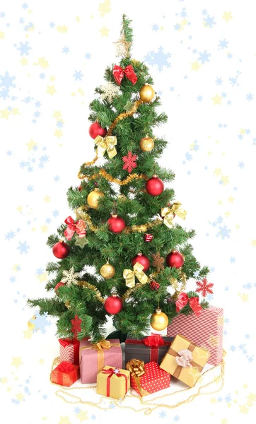 ギフト白で隔離されると飾られたクリスマス ツリー — ストック写真