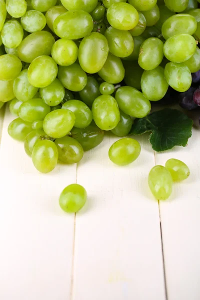 Спелый зеленый виноград на деревянном столе крупным планом — стоковое фото