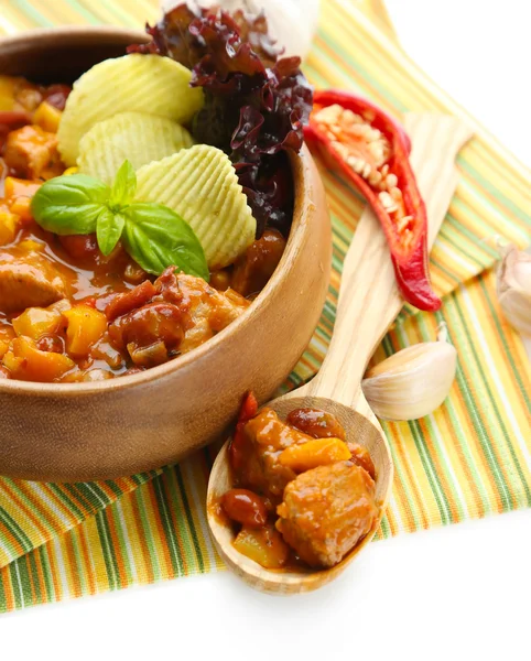 Chili Corn Carne - comida mexicana tradicional, em tigela de madeira, em guardanapo, isolado em branco — Fotografia de Stock