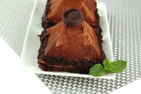 Смачні шоколадні торти на тарілці крупним планом — стокове фото