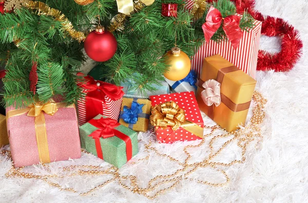 Noel ağacı, hediyeler yakın çekim ile dekore edilmiş — Stok fotoğraf