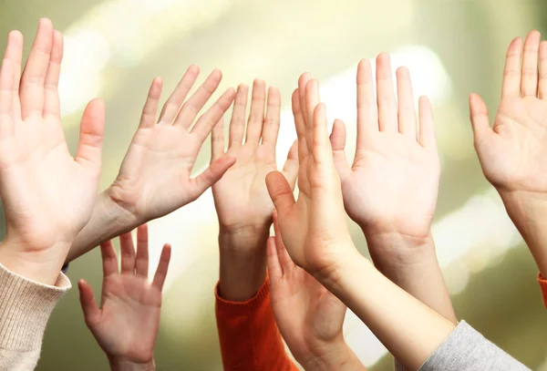 Menschliche Hände auf hellem Hintergrund — Stockfoto