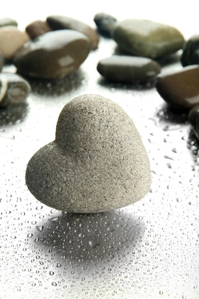Серый камень в форме сердца, на светлом фоне — стоковое фото